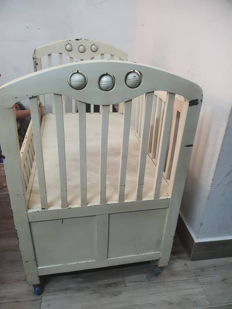 Solid wood crib with storage and lockable wheels 4