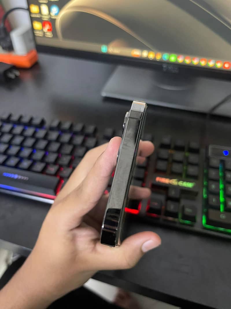 Apple iPhone 12 Pro Max 4