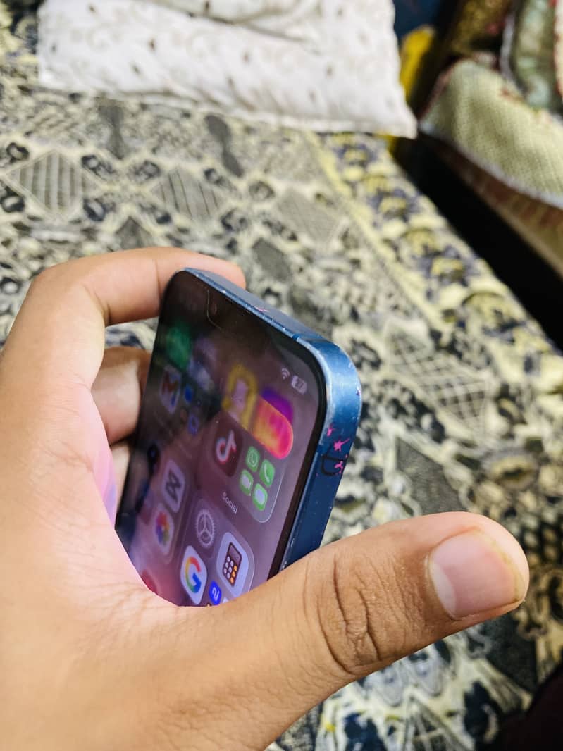Apple iPhone 13 5