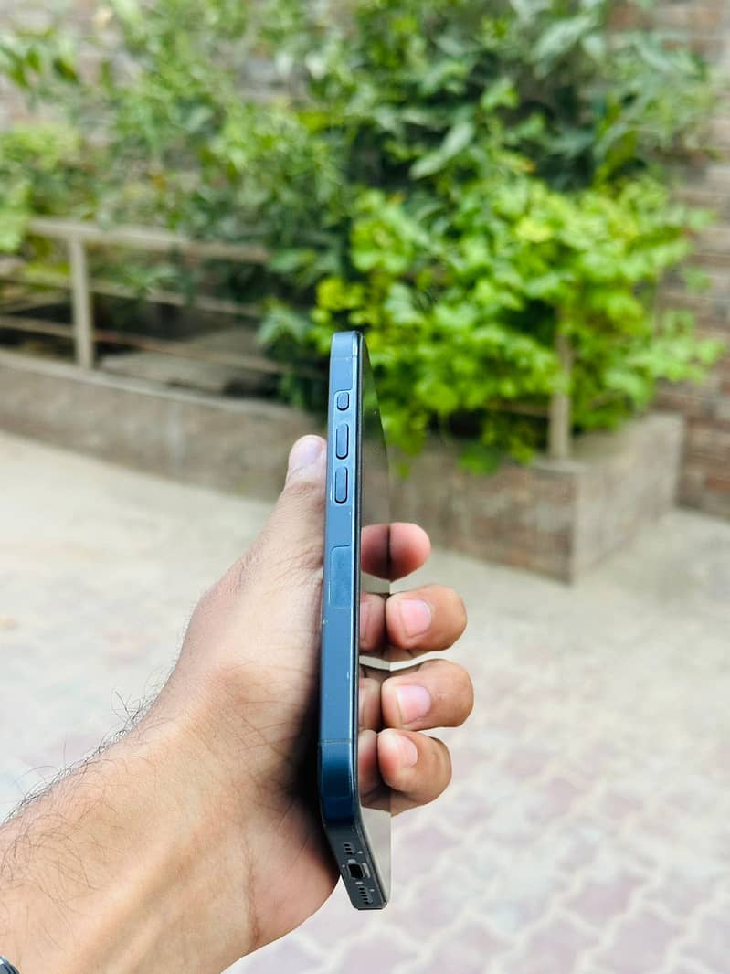 Apple iPhone 15 Pro 4