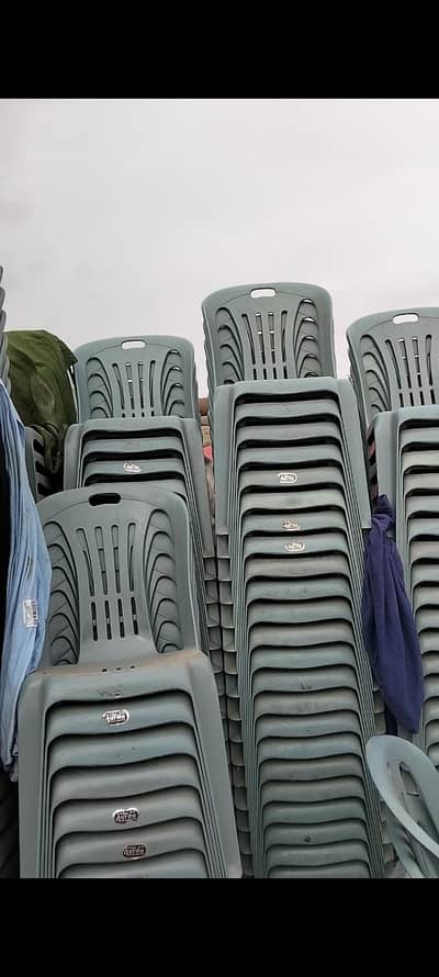 500 chairs for sale which is good condition