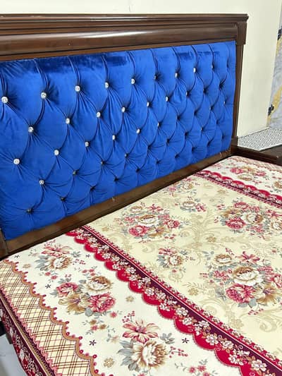king size bed with open seti