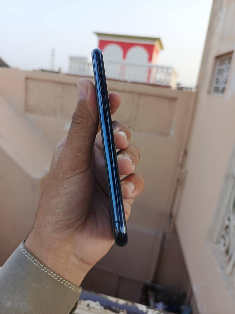 Apple iPhone 11 Pro 4