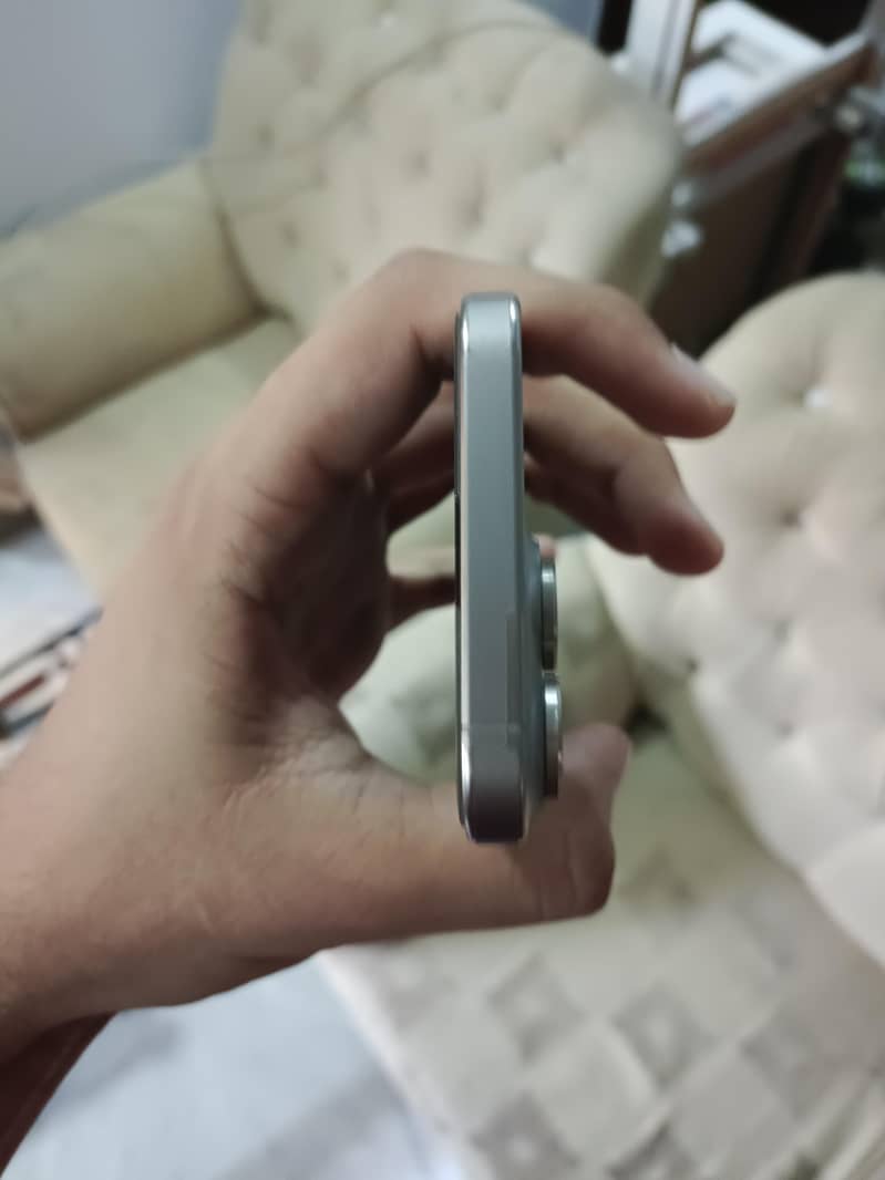 Apple iPhone 15 Pro Max 2