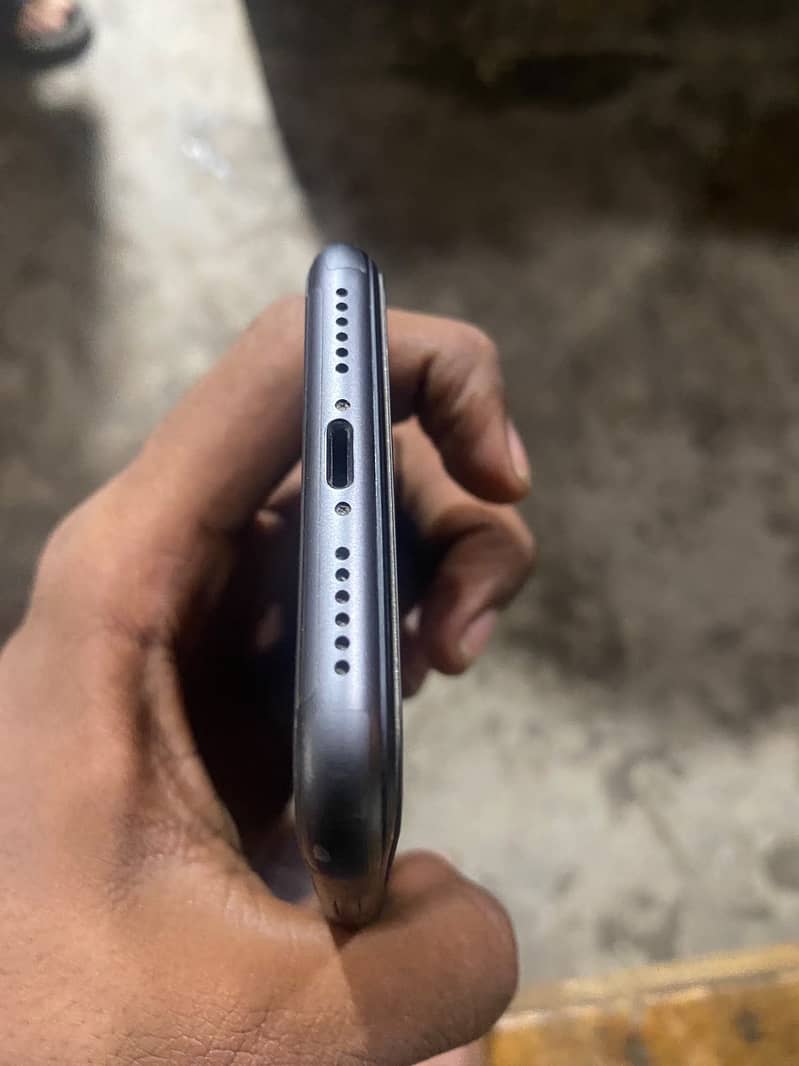 Apple iPhone 11 3