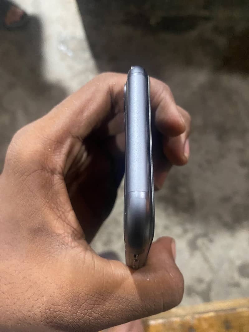 Apple iPhone 11 4