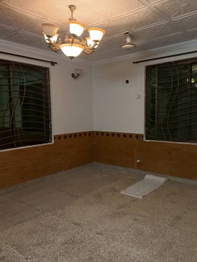 G10GROUND PORTION FOR RENT CONER HOUSE EXTRA LAND