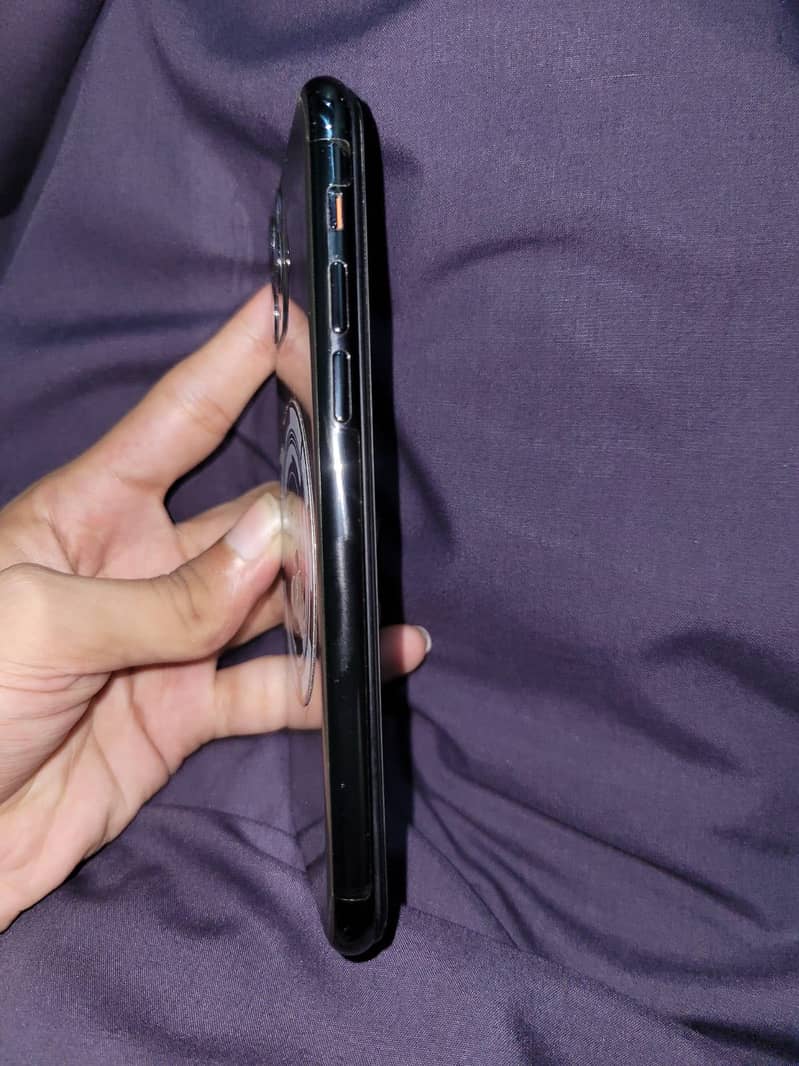 Apple iPhone 11 Pro 4