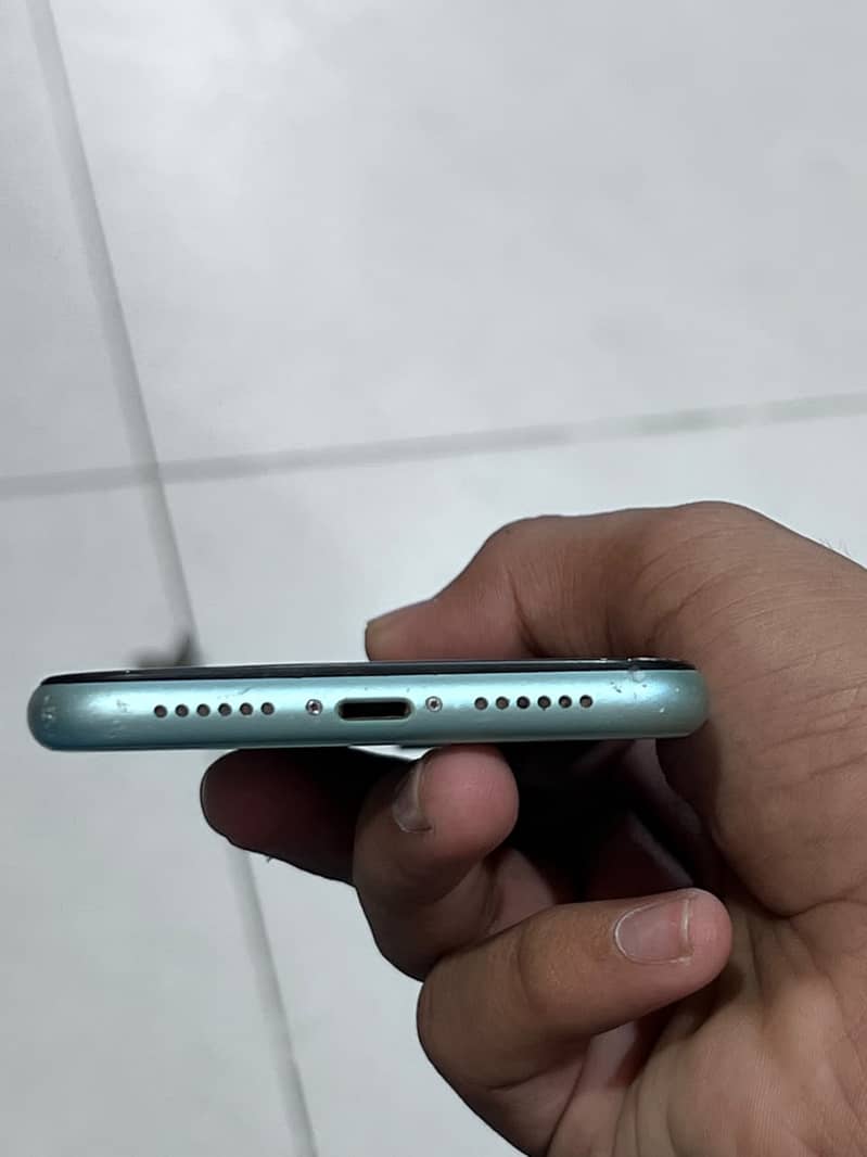 Apple iPhone 11 4
