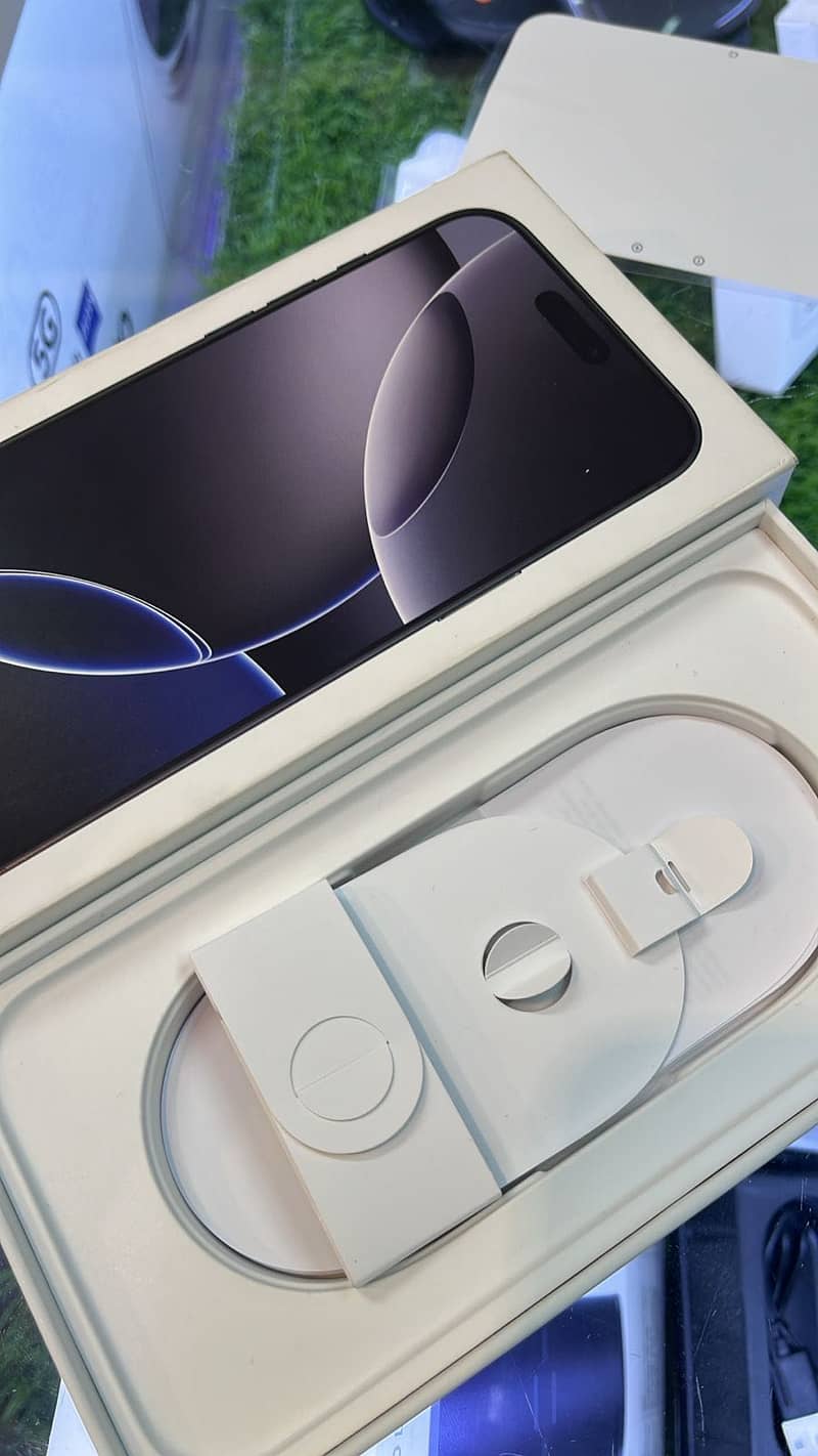 Apple iPhone 16 Pro Max 0