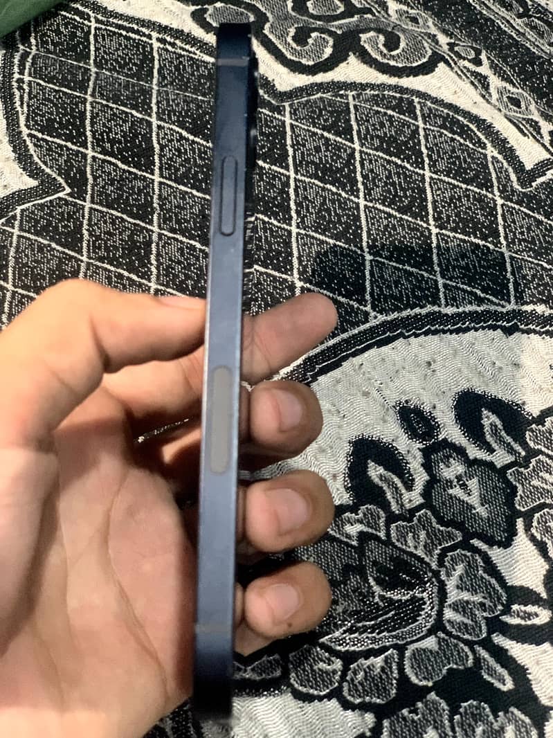 Apple iPhone 12 4