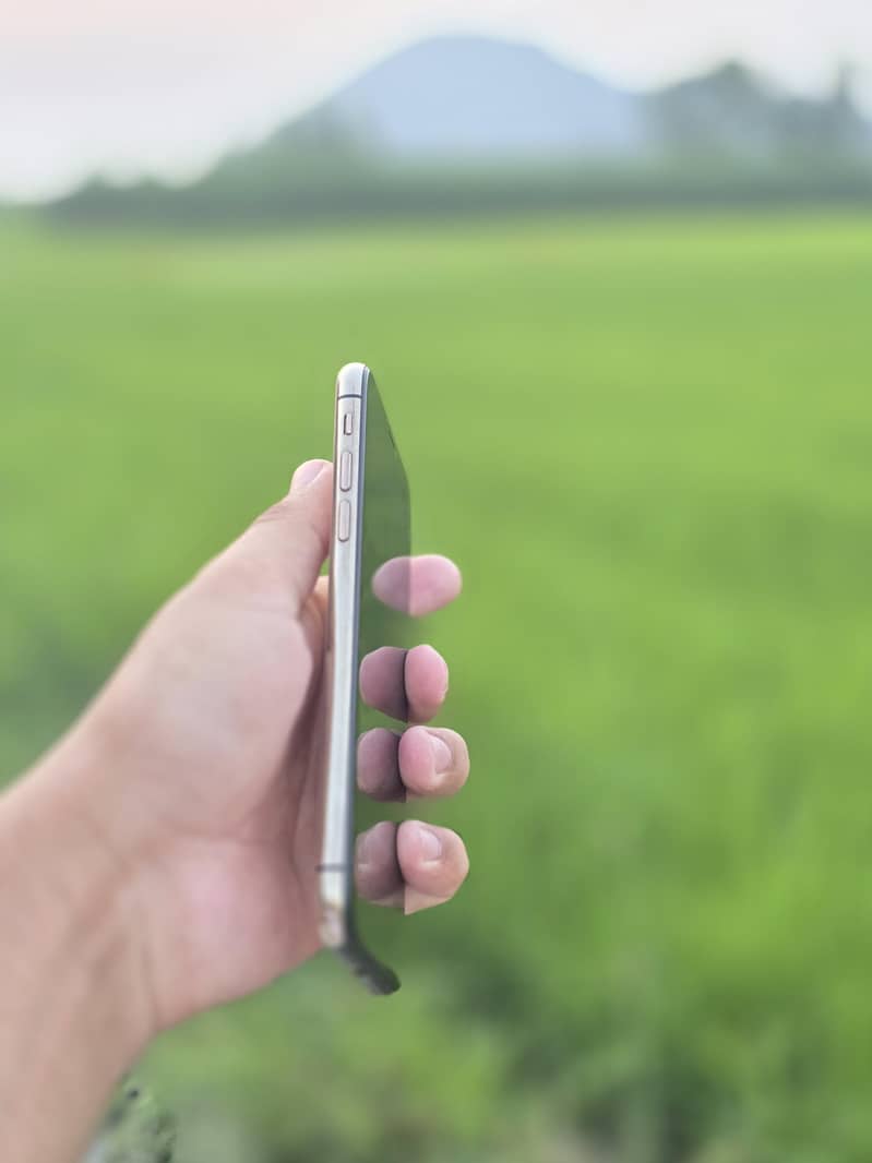 Apple iPhone XS 4
