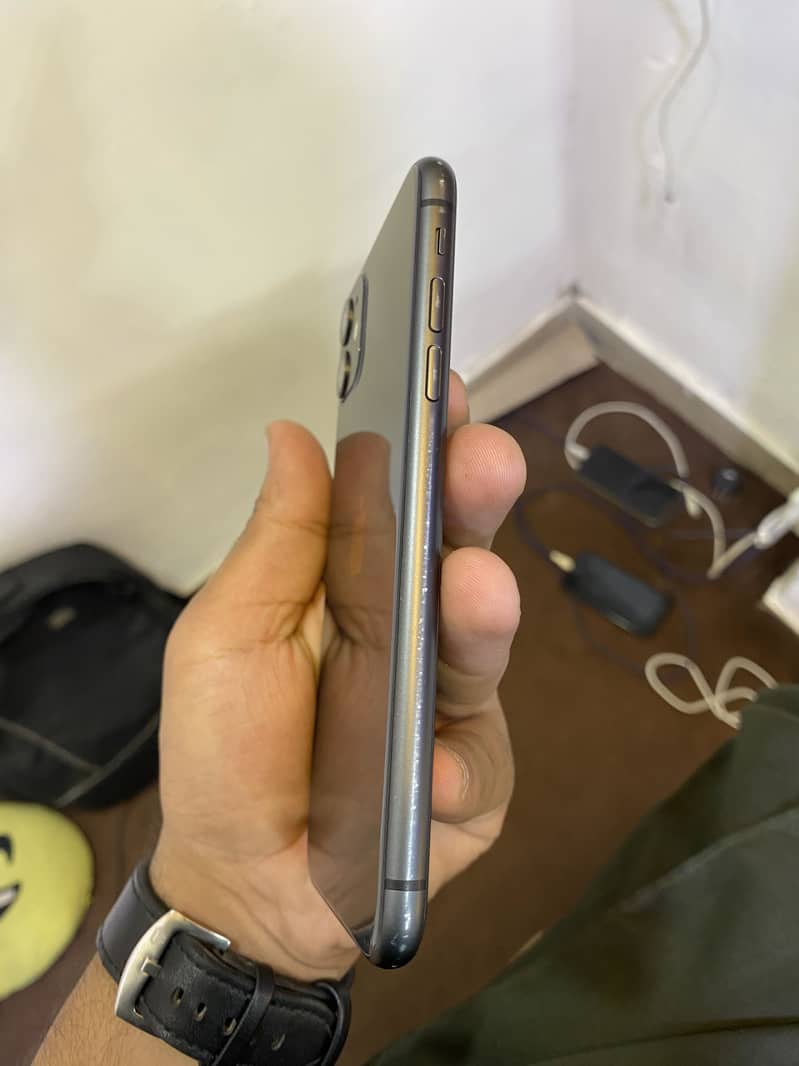 Apple iPhone 11 4