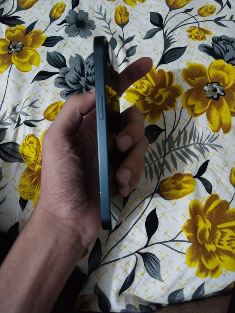 Apple iPhone 13 2