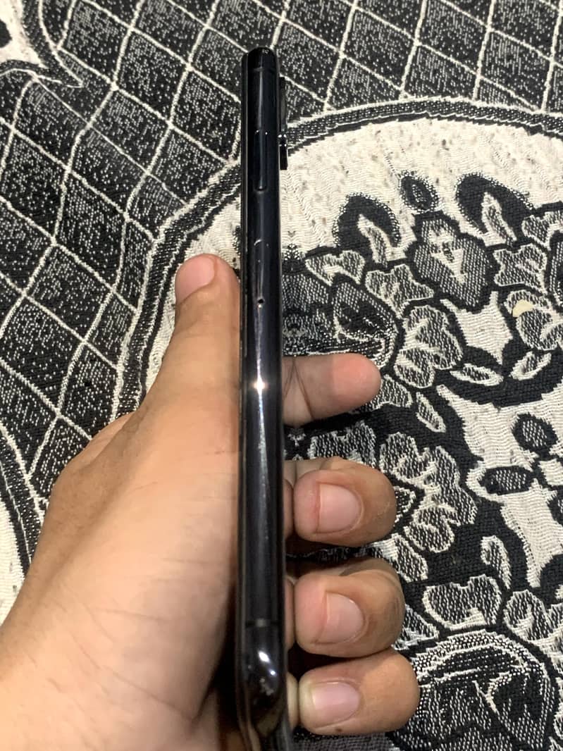 Apple iPhone XS Max 4