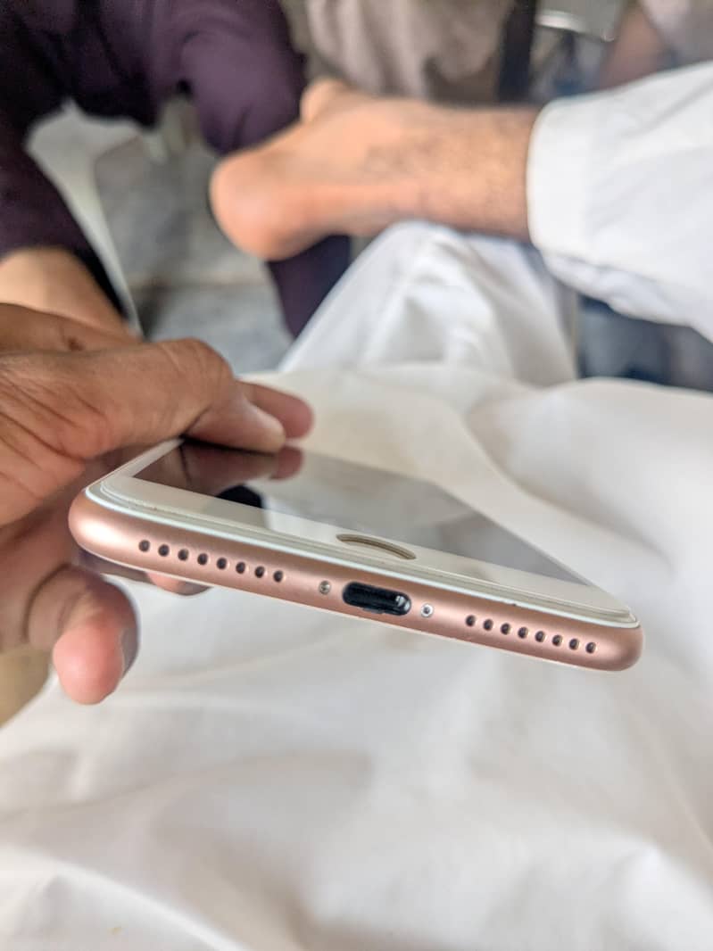 Apple iPhone 8 Plus 4