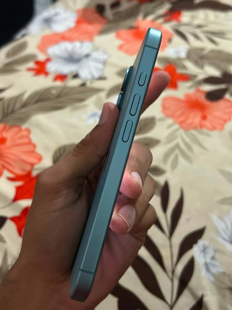 Apple iPhone 16 3