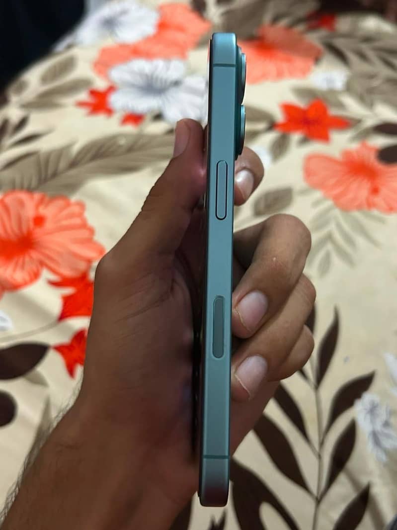 Apple iPhone 16 4