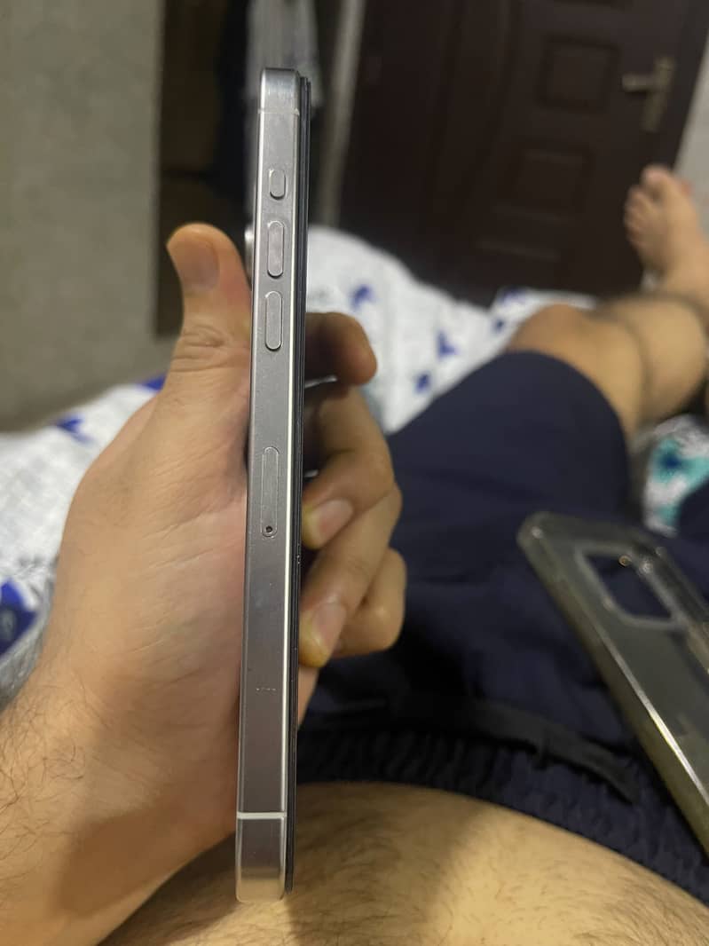 Apple iPhone 15 Pro Max 4