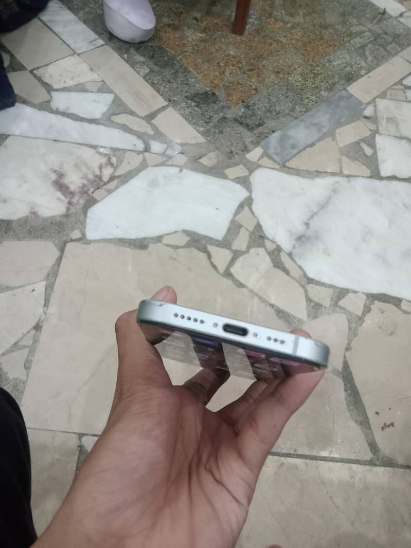Apple iPhone 15 4