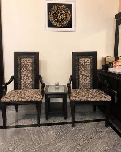 Room chairs and central table