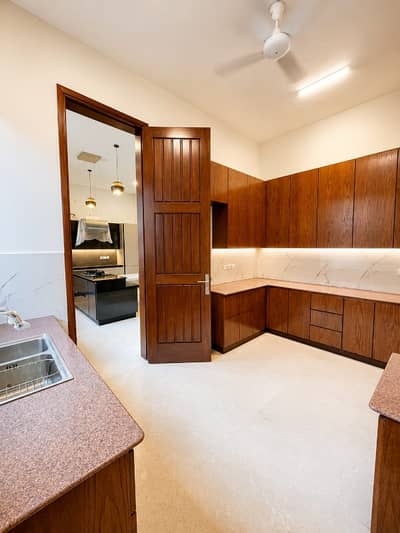 1000 Square Yards House In Only Rs. 450000000