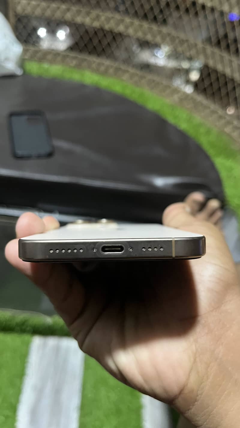 Apple iPhone 16 Pro Max 0