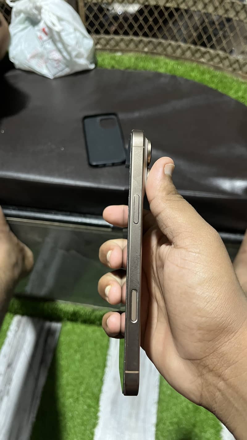 Apple iPhone 16 Pro Max 2