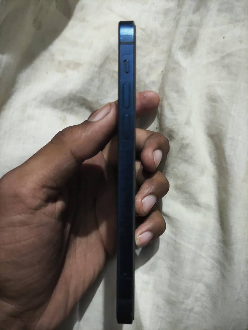 Apple iPhone 12 4