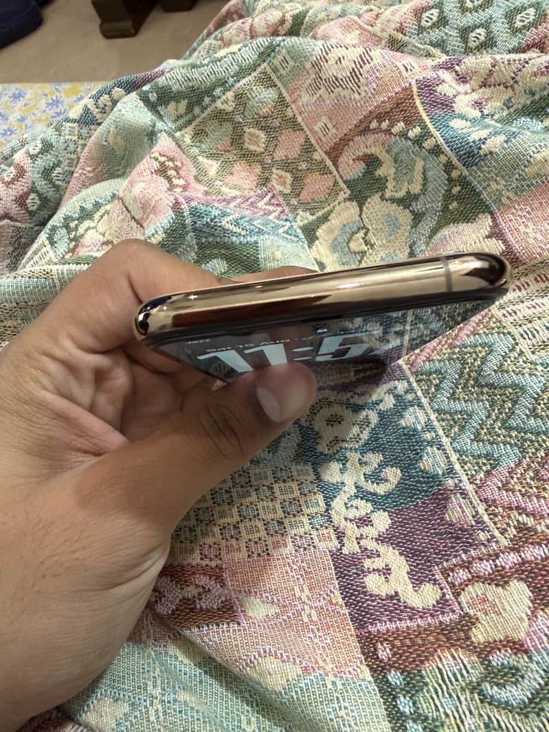 Apple iPhone 11 Pro 4