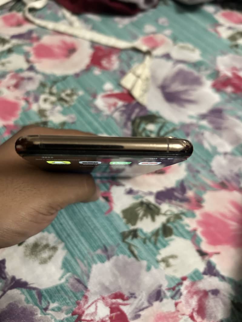 Apple iPhone XS Max 3