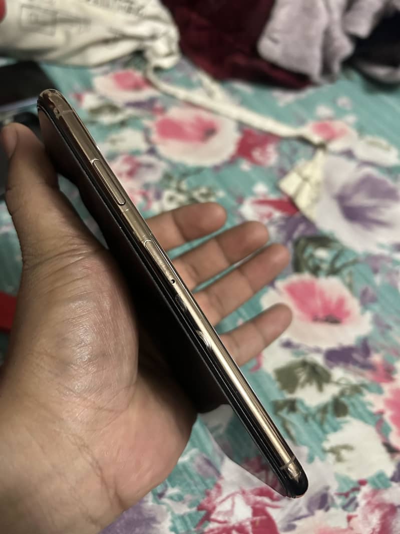 Apple iPhone XS Max 5