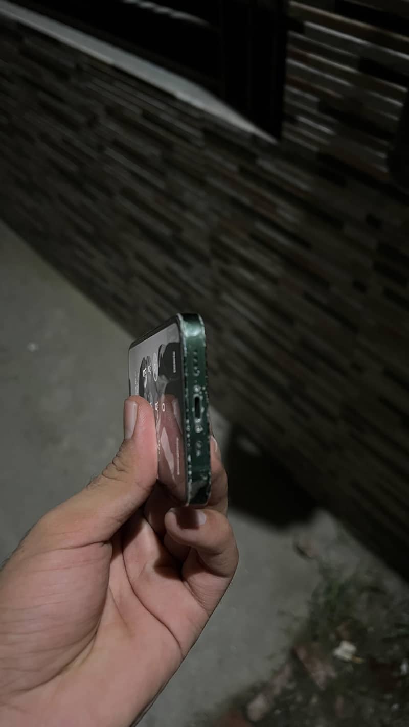 Apple iPhone 13 mini 4