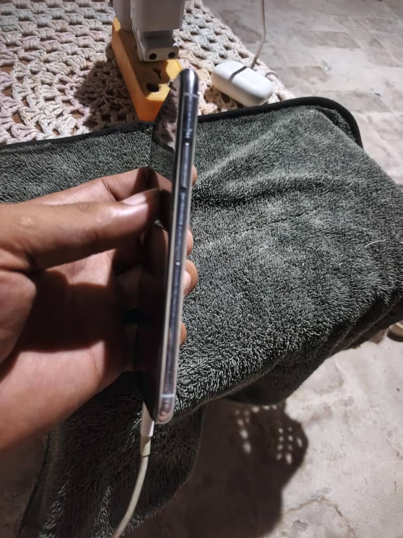 Apple iPhone X 3