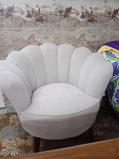 2 coffee chairs with one side table
