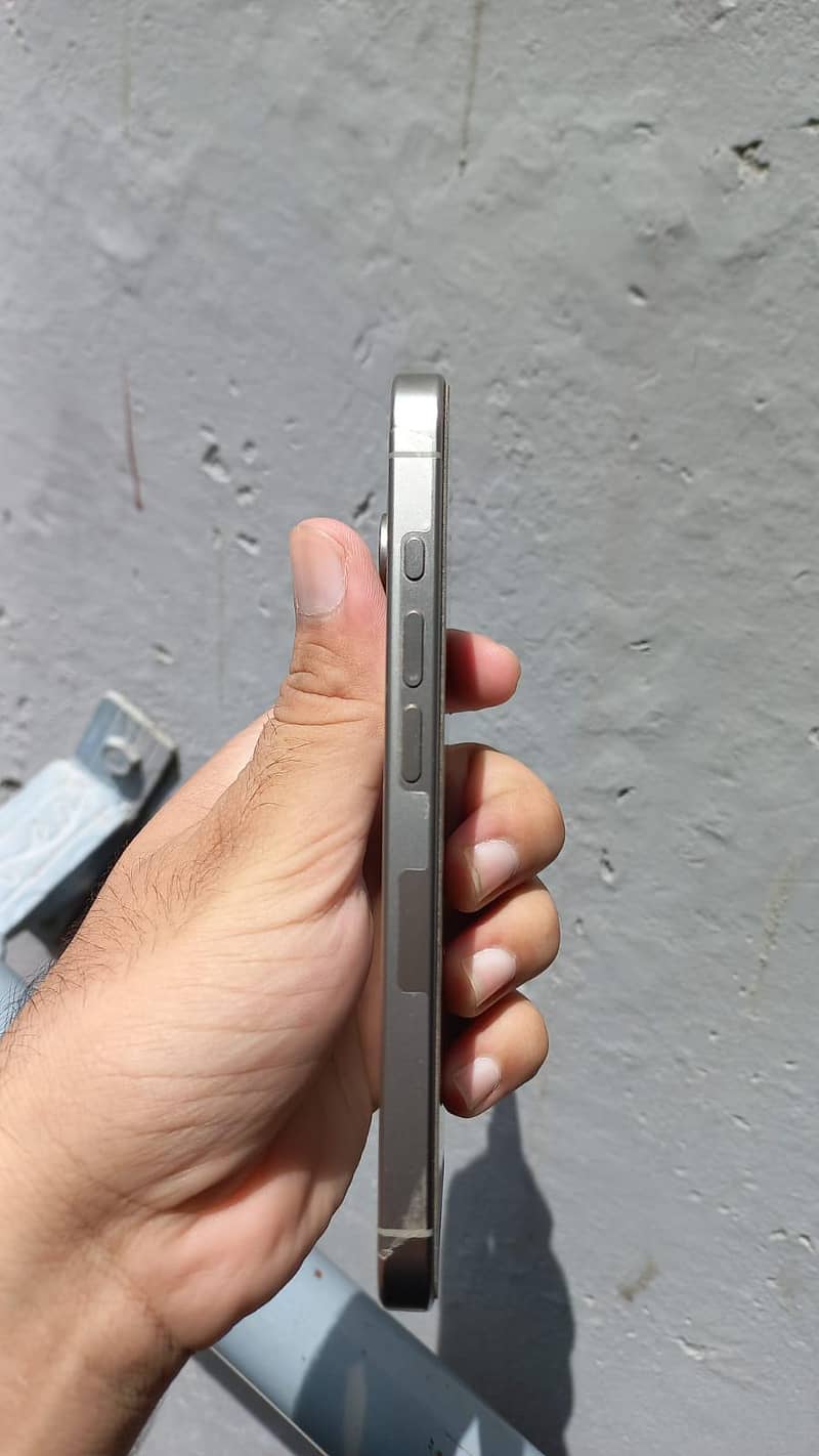Apple iPhone 15 Pro 3