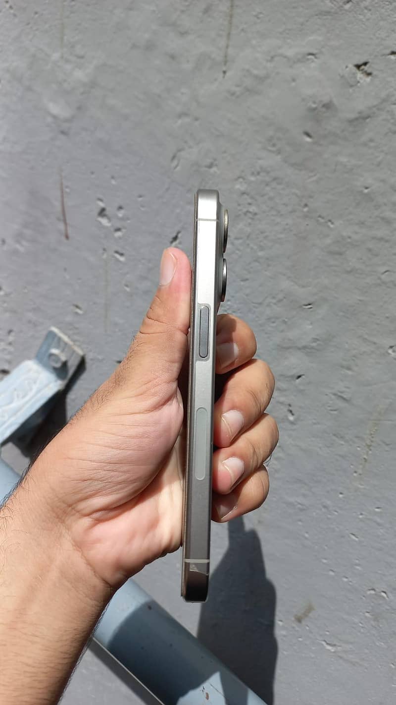 Apple iPhone 15 Pro 4