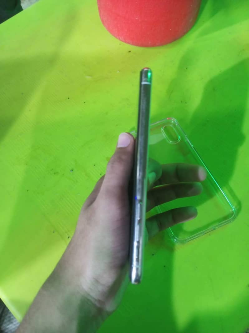 Apple iPhone X 4