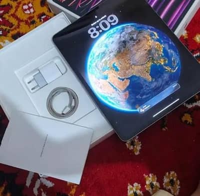 apple ipad M2 pro 12.9 inch good condition like new