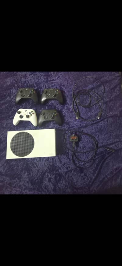 Xbox Series S (512GB) + 3 extra controllers