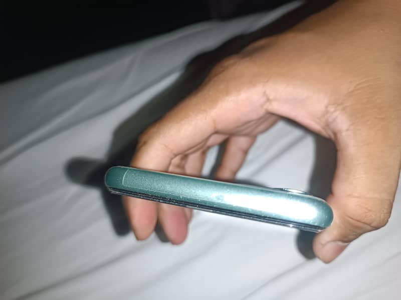 iPhone 11 4