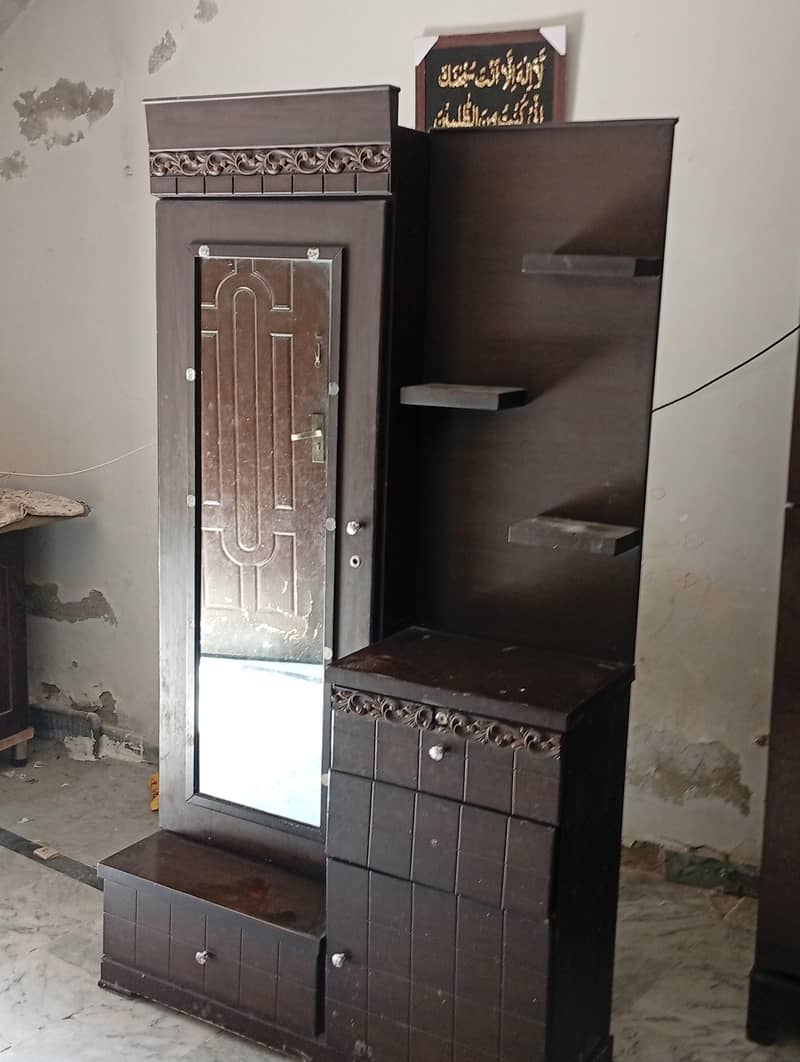 خوبصورت لکڑی کا ڈریسنگ ٹیبل / میرر — اچھی حالت میں 1