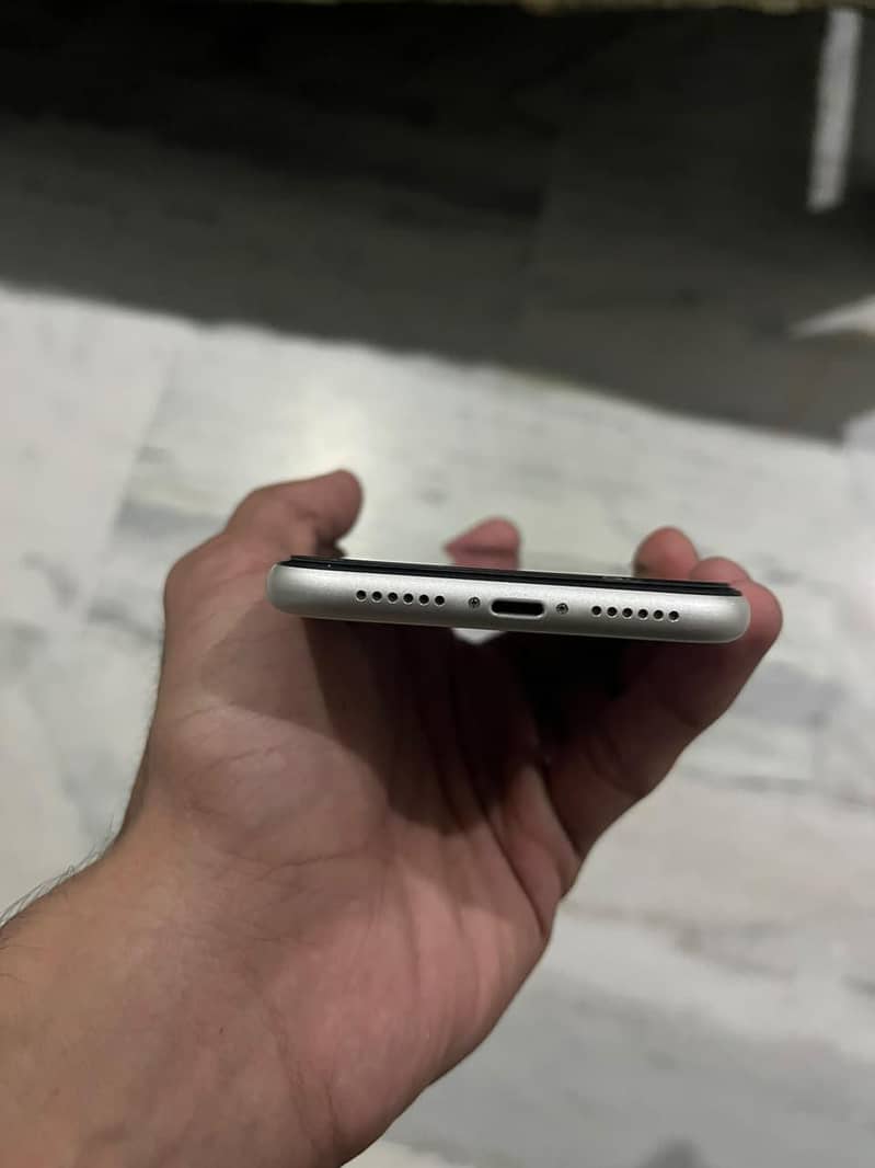 Apple iPhone 11 3