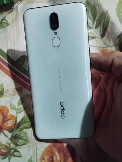 OPPO F11 8 256gb hai 10.9 hai pic me dekh all camera selfie Dekh lo