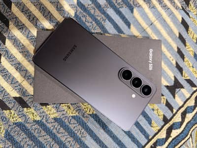 Samsung Mobile S26 box open  12 256