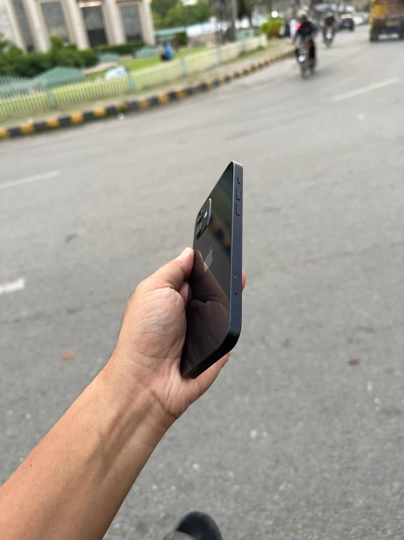 Apple iPhone 12 6