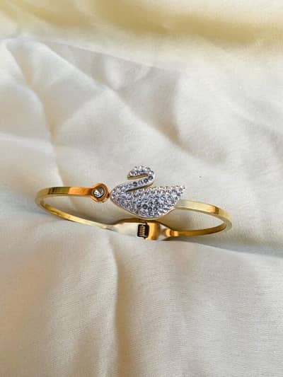 Elegant Stylish Design Golden Bracelet for Girls/Women