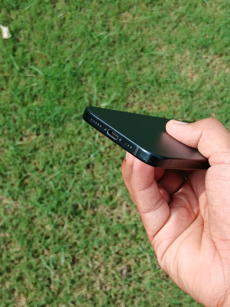 iPhone 15 6