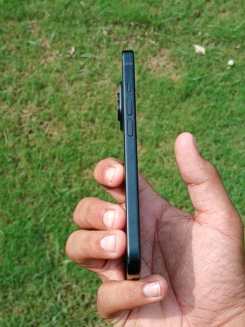 iPhone 15 9