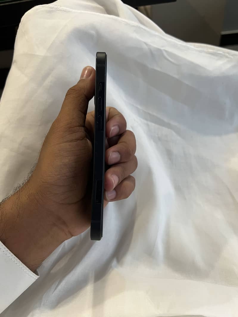 Apple iPhone 13 2